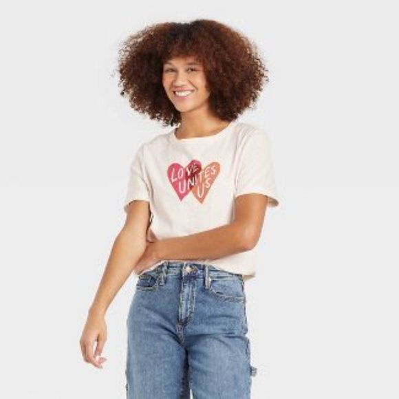 Universal Thread Tops - NWT- Women's Short Sleeve T-Shirt - Universal Thread Cream - Medium